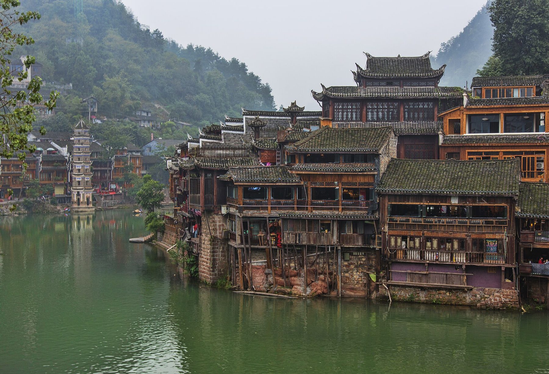 Die Stelzenhäuser von Fenghuang über dem Tuo
