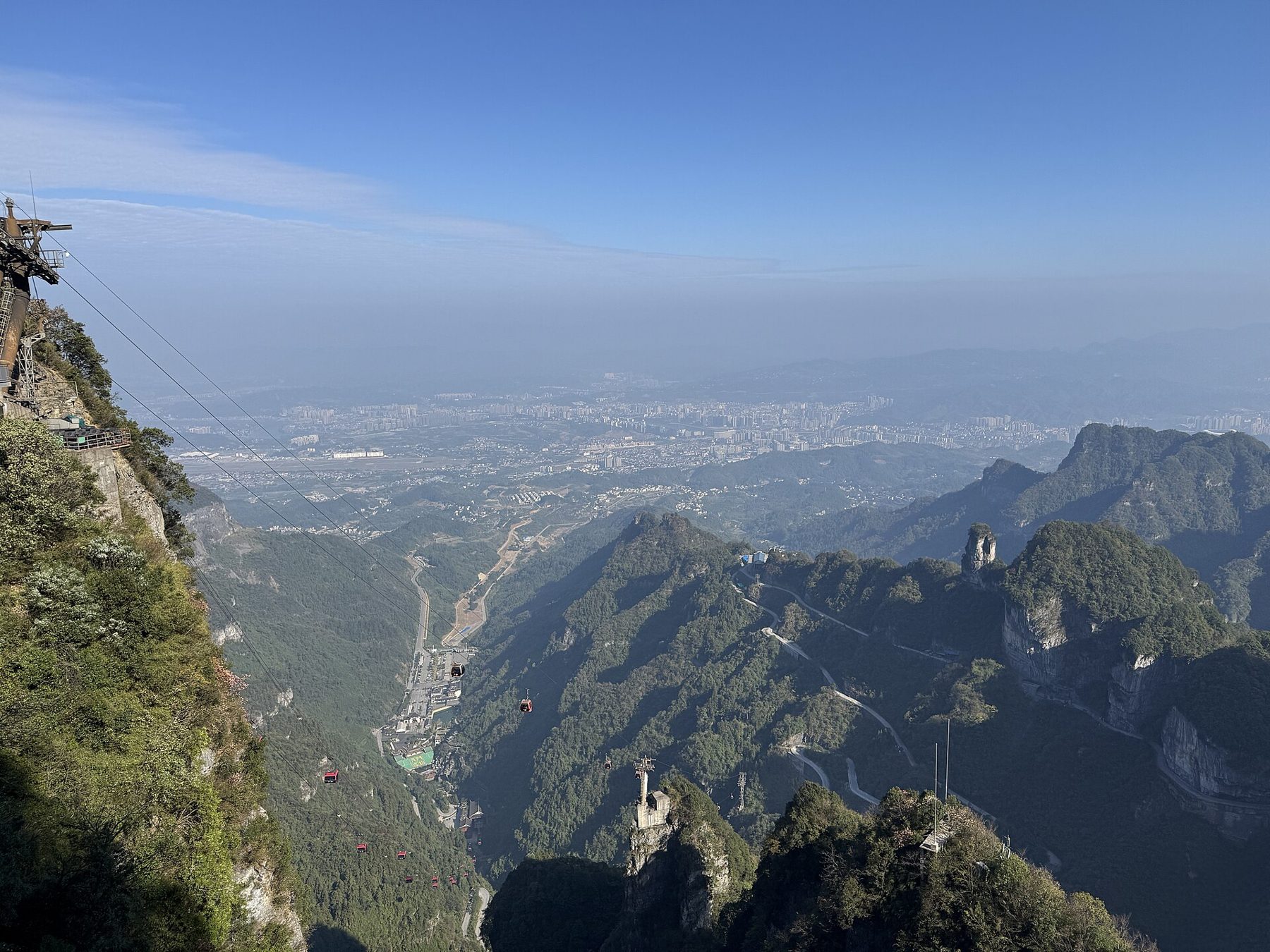 Blick vom Tianmen Shan über die Schlucht, links die Seilbahn