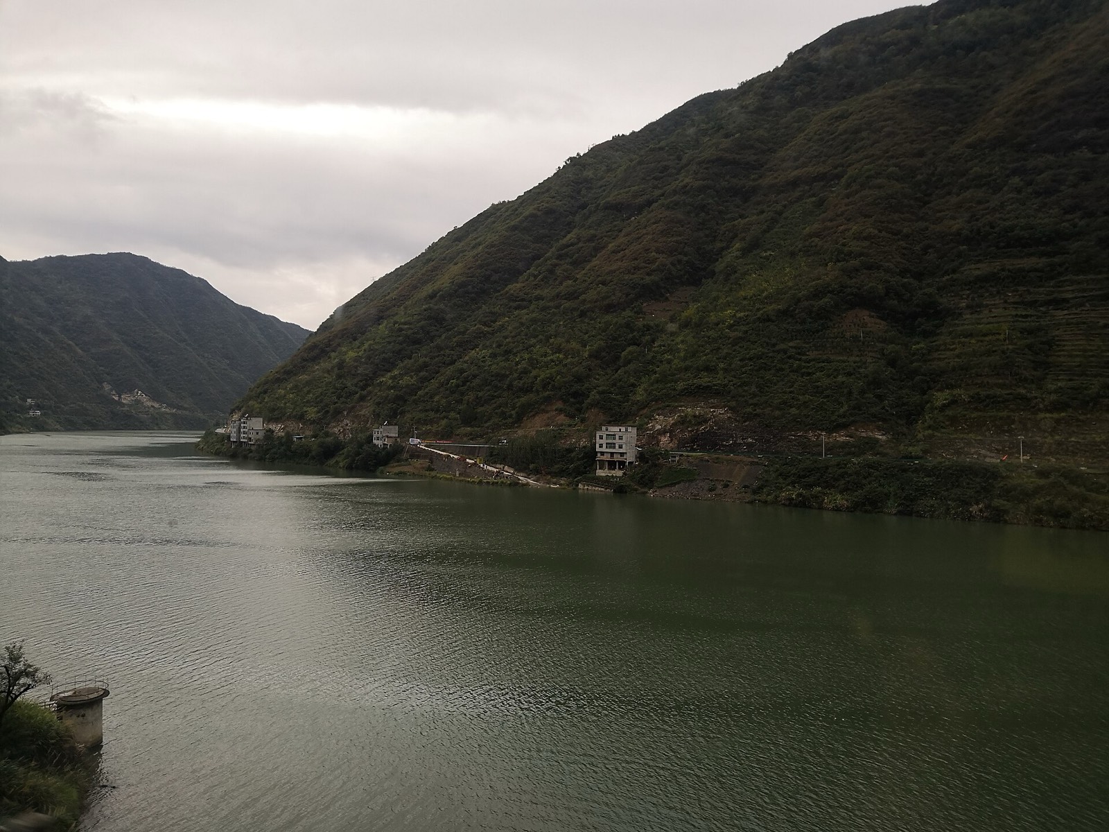 Der Han-Fluss zwischen den Bergen bei Ankang